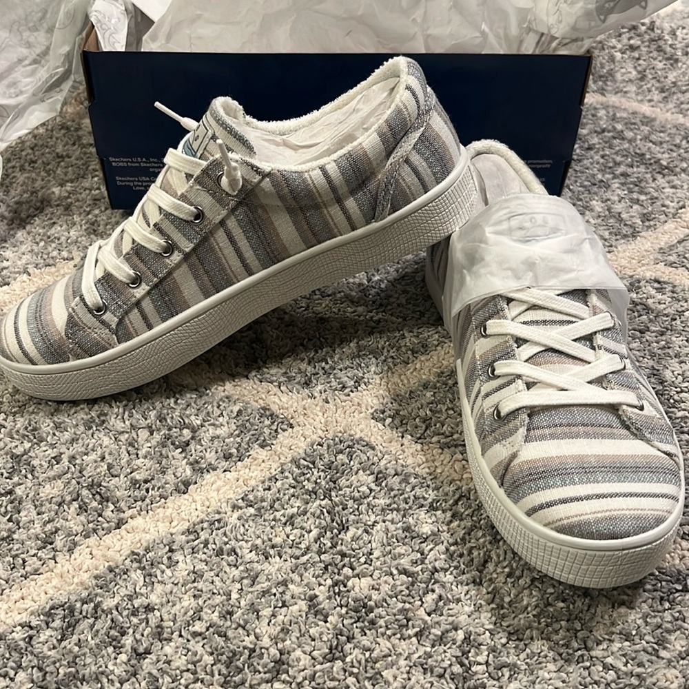 NWT Sketchers Bobs memory foam sneakers